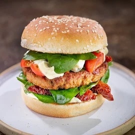Italský burger se sýrem gorgonzola, špenátem a sušenými rajčaty (vegetariánský)